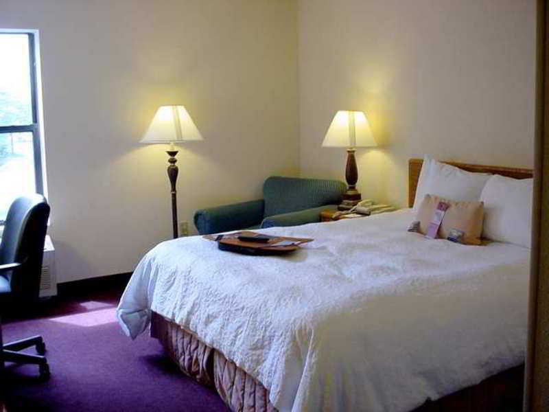 阿克伦费尔劳恩汉普顿酒店 蒙特罗斯 客房 照片